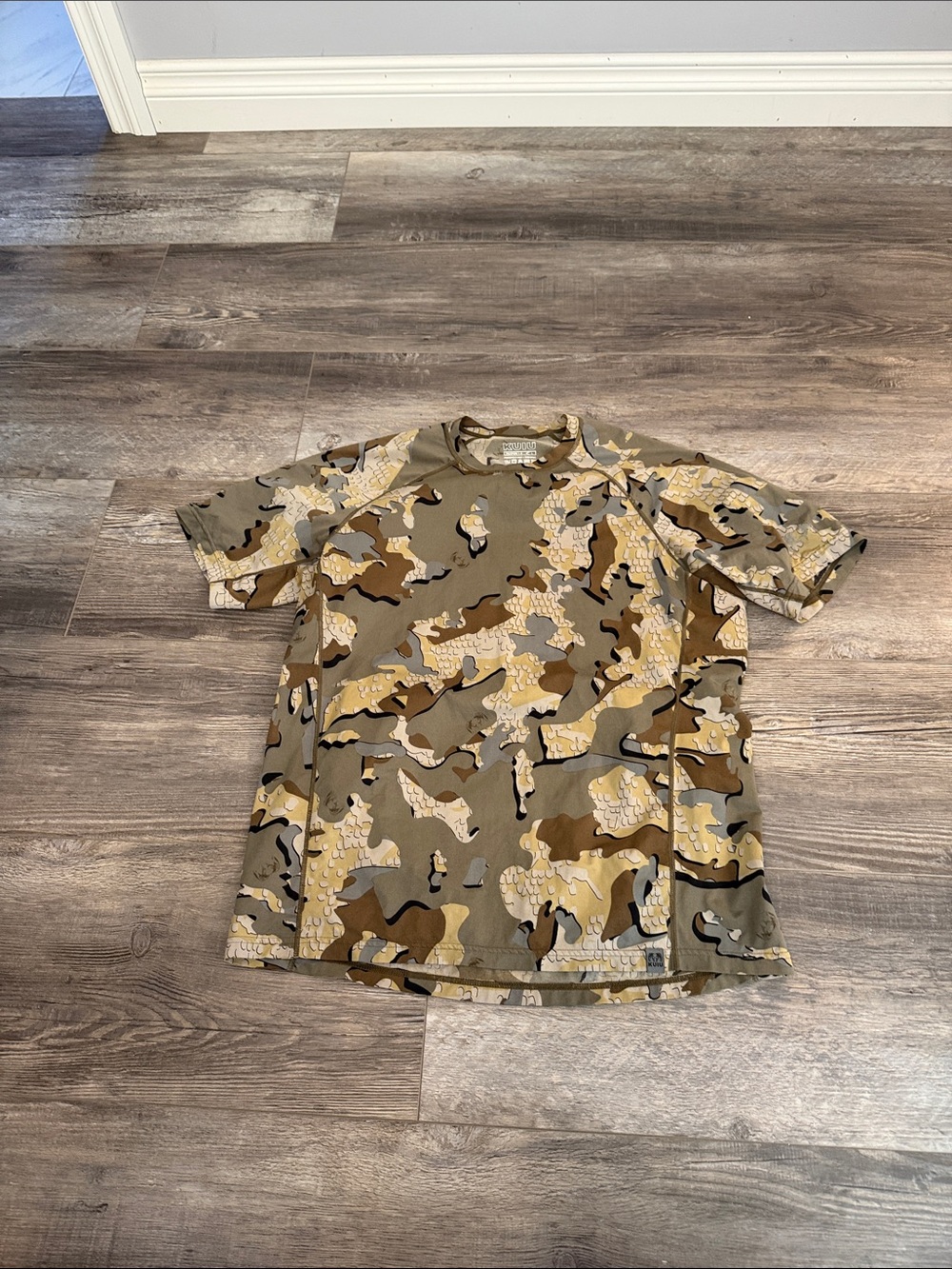 Kuiu Men's Camo Short Sleeve Shirt - Tan/Olive